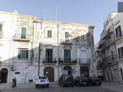 Per visitare il secondo bene confiscato basta tornare per strada e spostarsi di pochi metri, al civico 22. Qui al primo piano si trova quella che era la casa di Tonino Capriati...